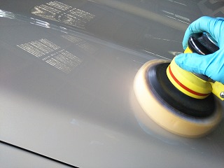 フォレスターの磨き作業