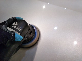 プリウスαの磨き作業２